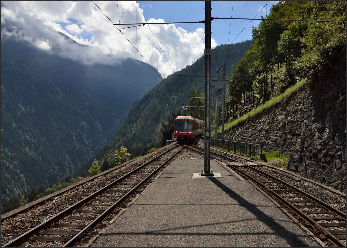 Wildes Gelände rund um die Martigny-Châtelard-Bahn. Im Steilhang im Hintergrund bieten sich immer wieder fantastische Blicke nach unten. In Le Trétien endet die Strasse, erst dahinter ist wieder ein Zugang mit großem Umweg möglich. Das Bahntrassée wird entsprechend vorsichtig befahren, so dass für 17 km satte 45 Minuten nötig sind. August 2014.