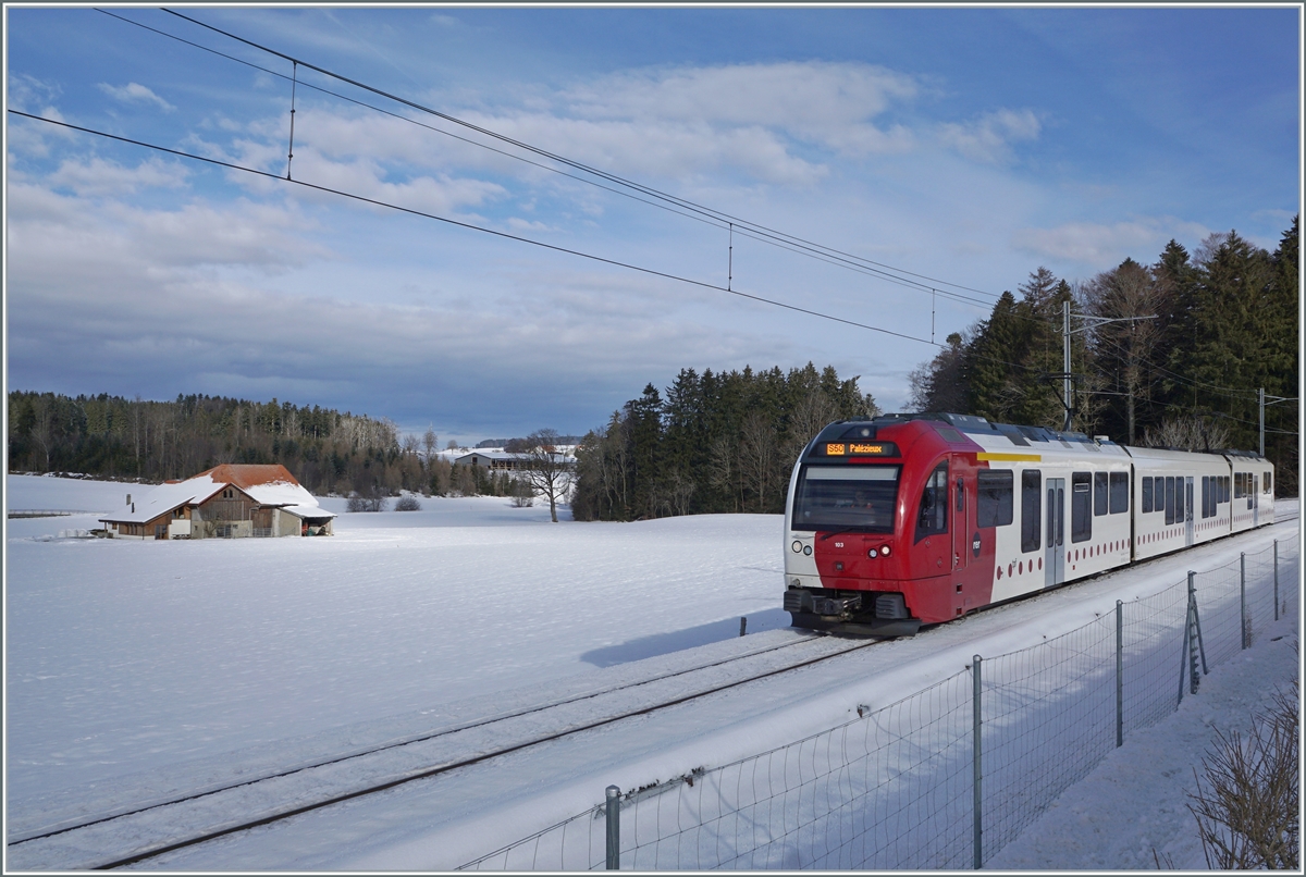 Wind, der warme Luft zuführte, lies schon bald den Schnee auf den Bäumen schmelzen, wie dies Bild des TPF ABe 2/4 - B - Be 2/4 103 zwischen Vaulruz Sud und Le Verrerie zeigt. Im Hintergrund die aufziehende Warmfront. 

23. Dezember 2021