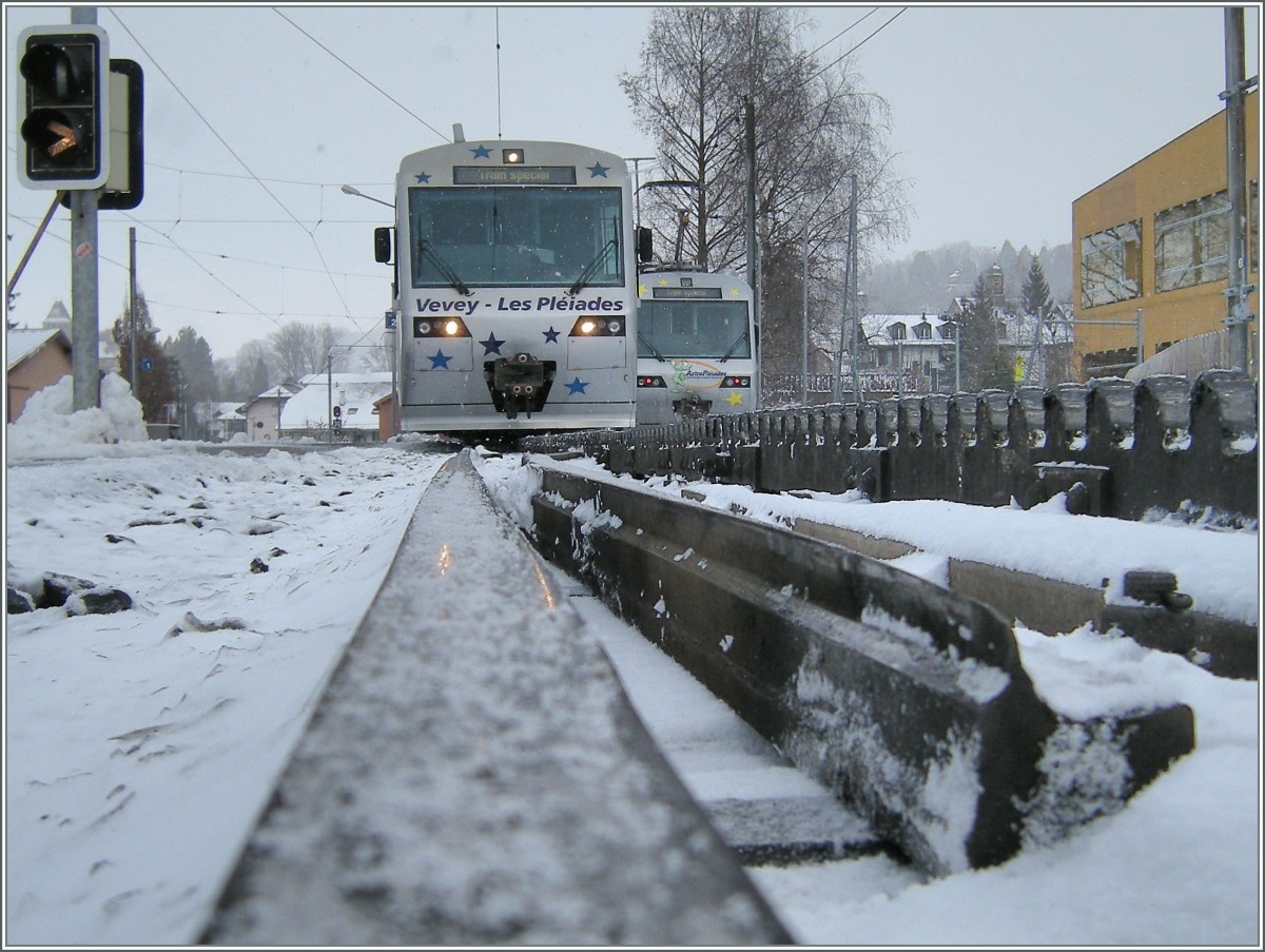 Winter in Blonay. Der  Tains des Etoiles  wartet auf die Abfahrt Richtung Les Pléiades.
5. März 2008