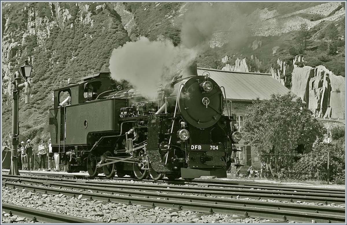  Wir feiern unsere neue Lok HG 4/4 704  so die einladende Unterschrift zum Festprogramm der DFB am 31. August in Gletsch; und die eigenwillig gestaltete Lok wurde dann auch von zahlreichen Besuchern empfangen. Der Bildausschnitt zeigt die HG 4/4 704 beim Rangieren in Gletsch. 31. August 2019