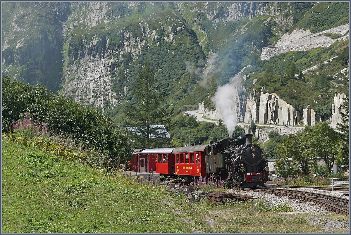  Wir feiern unsere neue Lok HG 4/4 704  und so wurde der Stargast nicht nur bewundert, sondern musste auch was tun, z.B. den Festtagszug Gletsch - Furka (und zurück) bespannen, hier zu sehen bei der Ausfahrt in Gletsch.

31. August 2019