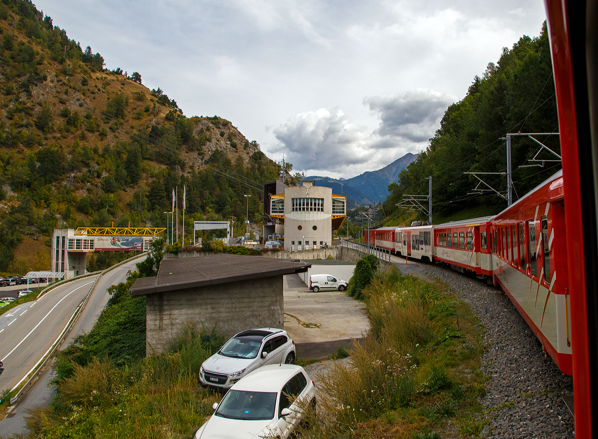 Wir verlassen am 07.09.2021 mit dem MGB Regio-Zug (Furka-Oberalp-Bahn) nach Visp, geschoben von dem Gepäcktriebwagen Deh 4/4 II - 92  Realp , nun den Bahnhof Betten (842 m ü. M.) im Kanton Wallis (VS) und fahren weiter in Richtung Brig. Wir sind so nun vom Oberalppass bis Betten fast 1.200 Höhenmeter hinabgefahren. 

Der Bahnhof Betten (-Talstation) ist auch zugleich Talstation zweier Luftseilbahnen der Aletsch Bahnen AG zur Bettmeralp hinauf (1.931 m). Die eine (vordere) geht, als 48er Kabinen-Seilbahn zur Mittelstation Betten Dorf und dann als 50er Kabinen-Seilbahn  zur Bettmeralp hinauf. Die hintere ist eine 125er Kabinen-Seilbahn und geht direkt zur Bergstation Bettmeralp hinauf.
