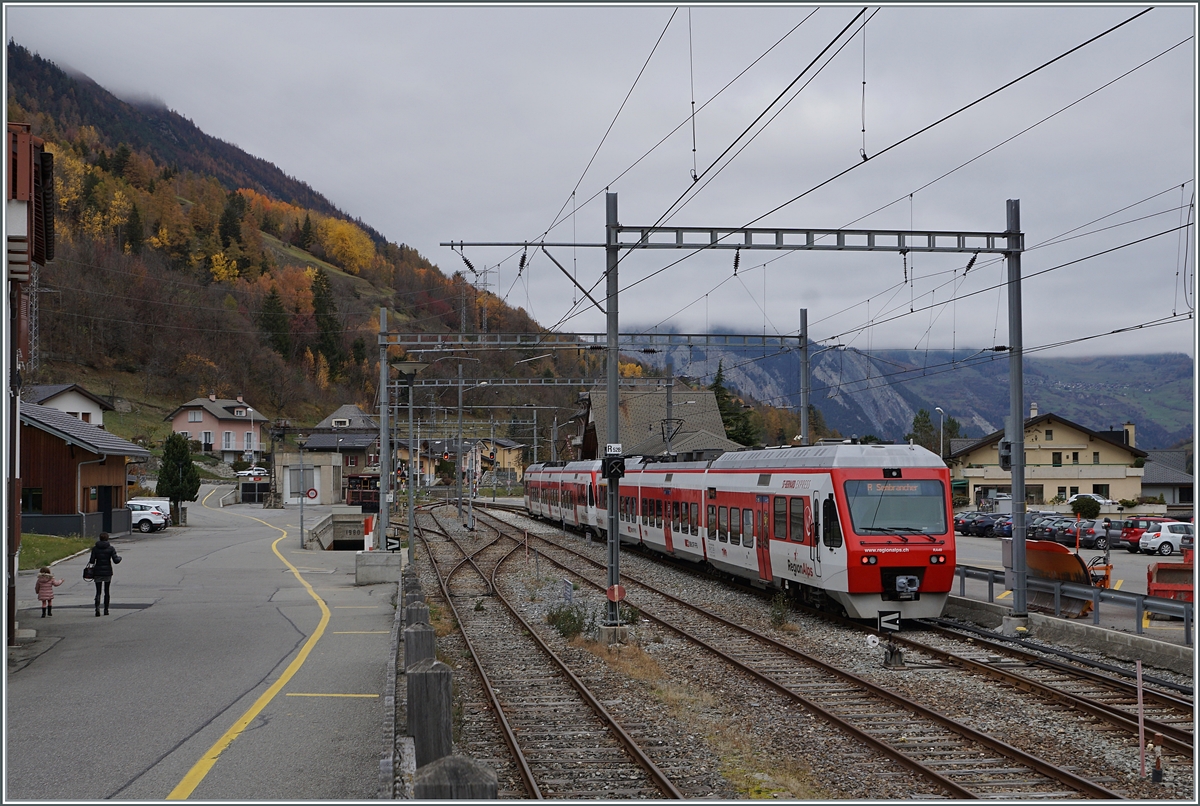 Wohl zu Schulugszwecken befinden sich gleich zwei TMR Region Alpes RABe 525 imk Bahnhof vn Orsières. 

5. Nov. 2020