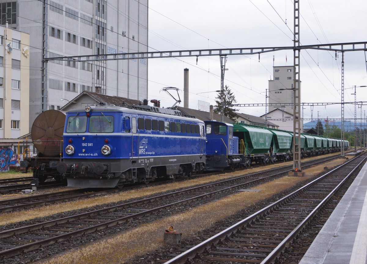 WRS/SBB/�BB: WRS 1042 041-0 (ehemals Oesterreichische Bundesbahnen) und WRS 98 85 5235 286-5 CH-WRSCH (ehemalst SBB Tm IV) in Herzogenbuchsee mit einem rum�nischen Blockg�terzug am 20. Mai 2015.
Foto: Walter Ruetsch