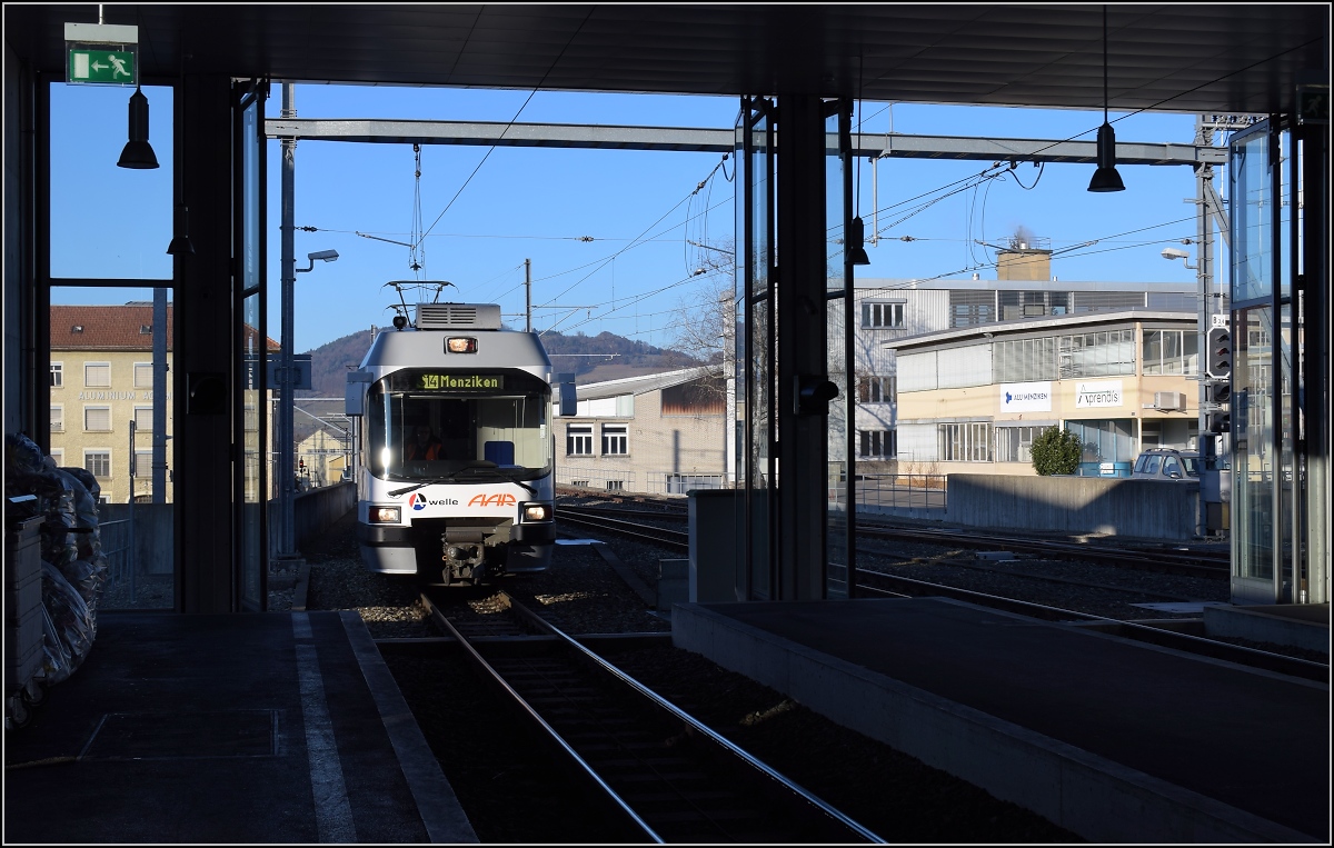 Wynentalbahn, Endstation Menzikon mit Triebzug der neuesten Generation. Dezember 2016.