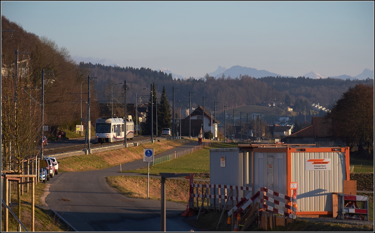 Wynentalbahn mit Triebzug der neuesten Generation bei Leimbach AG, Dezember 2016.