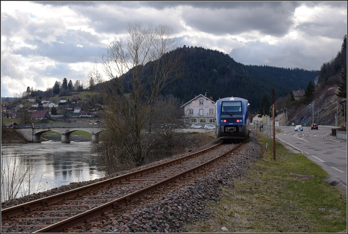 X 73754 am Doubs bei Grand’Combe-Châteleu. April 2018.