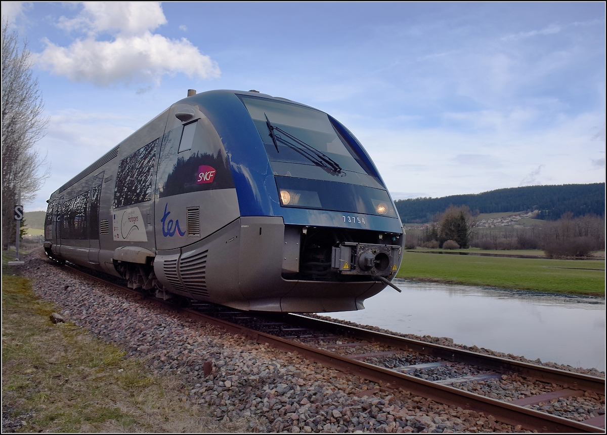 X 73754 am Doubs bei Grand’Combe-Châteleu. April 2018.