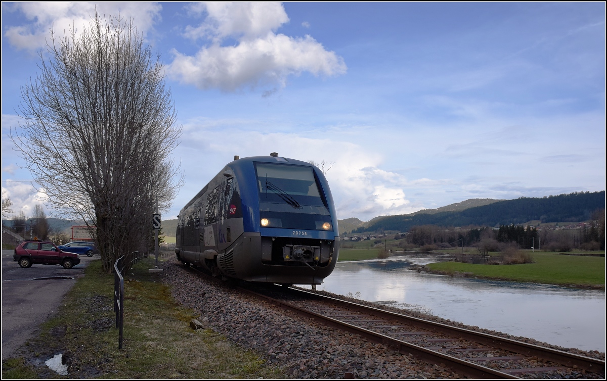 X 73754 am Doubs bei Grand’Combe-Châteleu. April 2018.