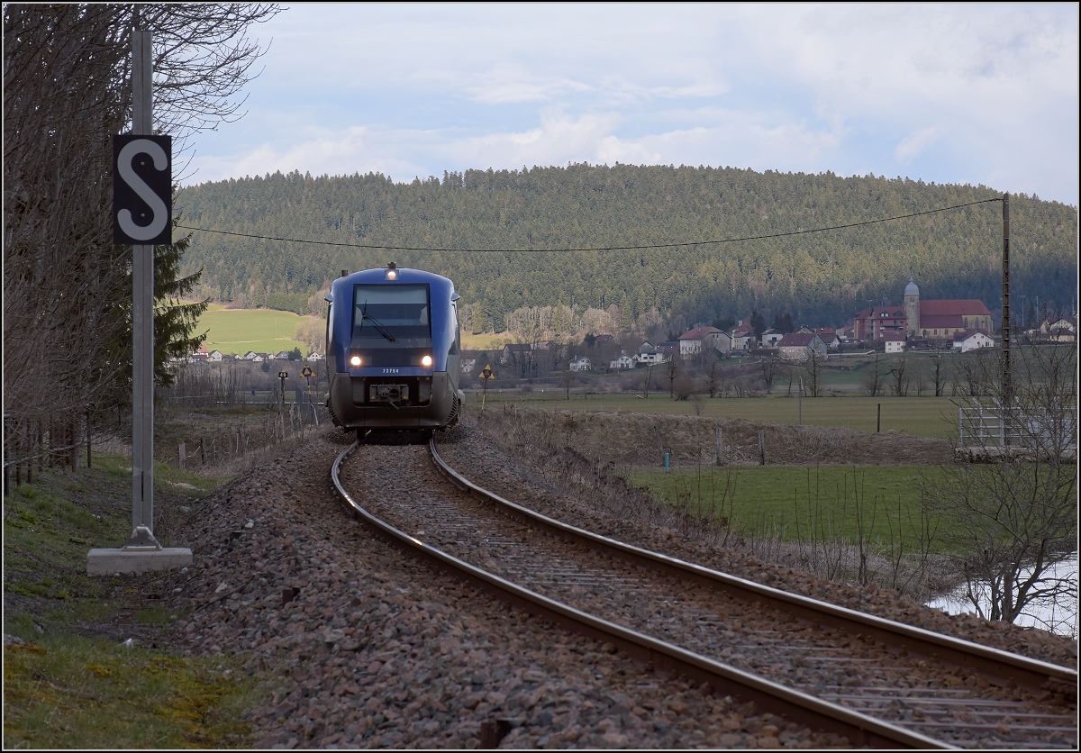 X 73754 am Doubs bei Grand’Combe-Châteleu. Im Hintergrund Montlebon. April 2018.
