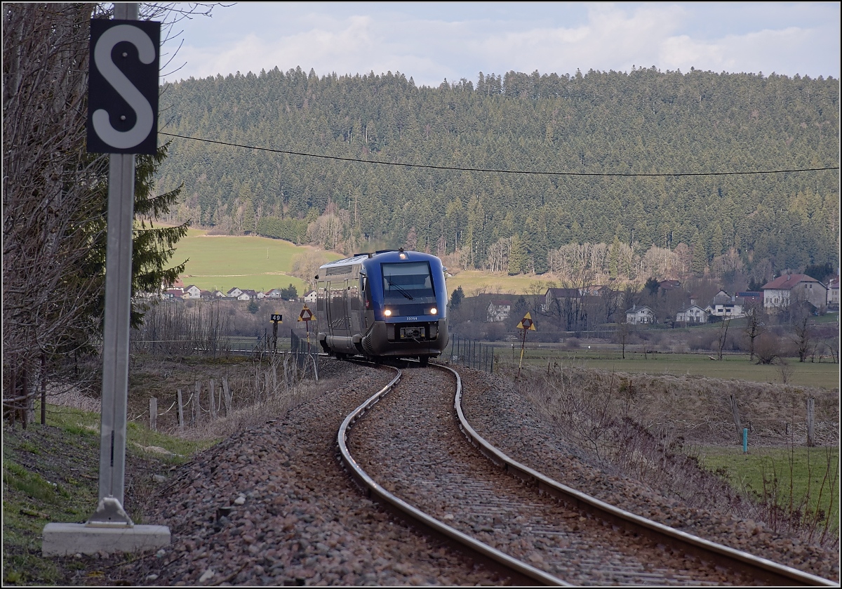 X 73754 am Doubs bei Grand’Combe-Châteleu. Im Hintergrund Montlebon. April 2018.
