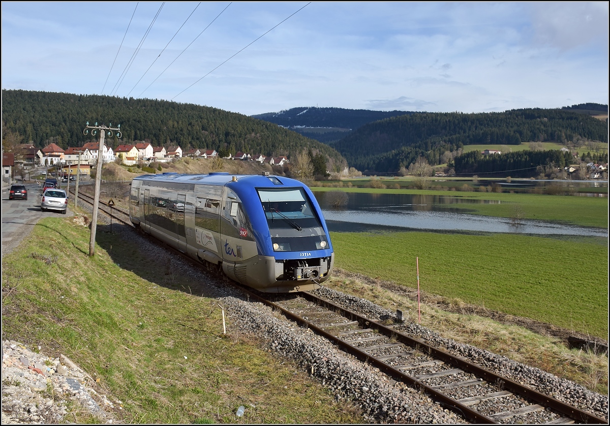 X 73754 bei der Einfahrt nach Morteau. April 2018.