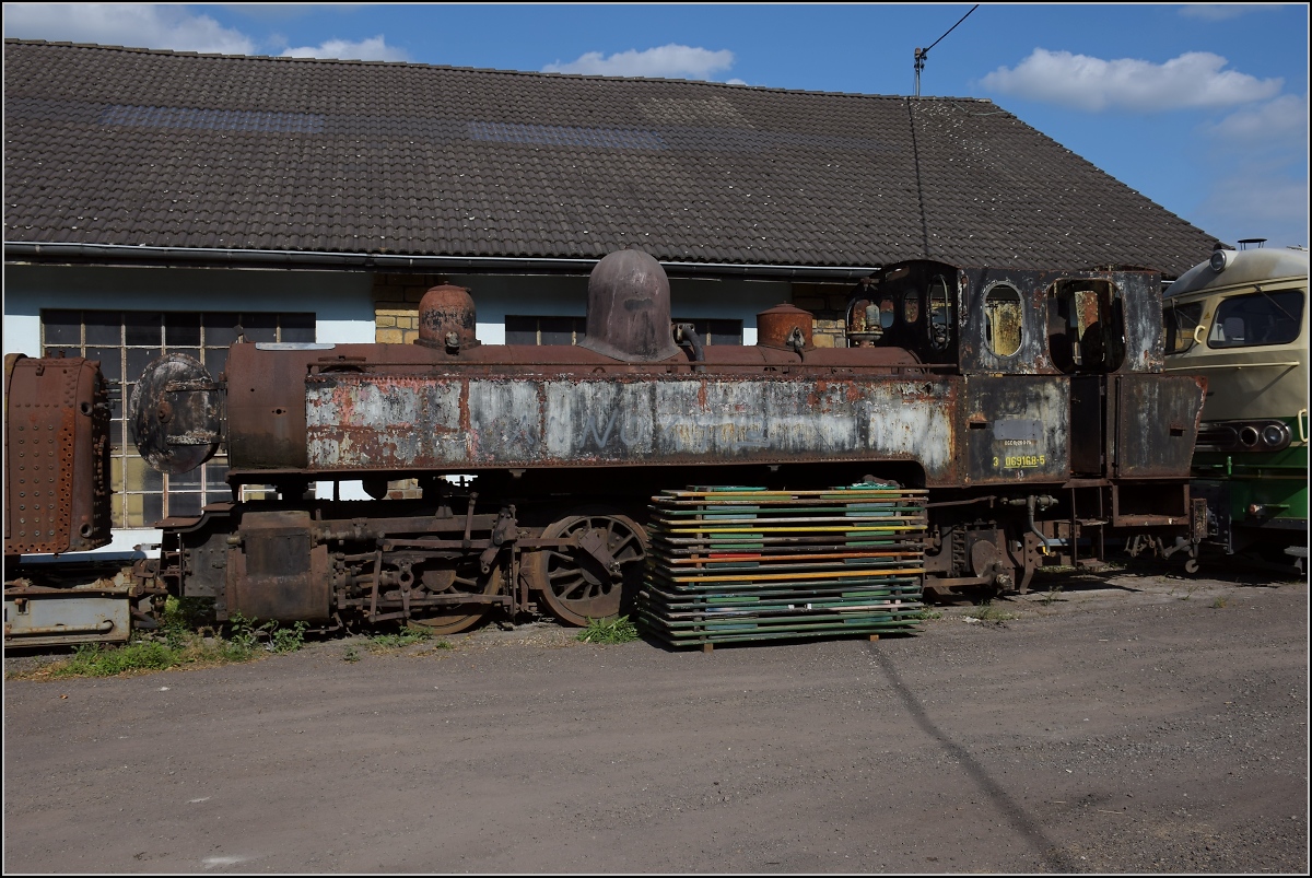 Zu Armins Bildern von der Brohltalbahn noch eine indirekte Verbindung zu den Schmalspurbahnen der Schweiz als Ergänzung.

Die Brohltalbahn hat vorläufig noch eine weitere Malletlok vor dem Schneidbrenner gerettet. Es handelt sich um die CP 168, Schwesterlok der CP 164 von La Traction in den Freibergen. Bei dieser Maschine kann man ermessen, wieviel Arbeitsstunden in der CP 164 von La Traction stecken müssen. Es dürfte weltweit die Dampflokbaureihe mit dem höchsten Anteil erhaltener Loks sein. Ich meine 8 von 10 Loks sind noch erhalten. Eine weitere Besonderheit ist teilweise angebracht. Diese Dampfloks hatten bereits zu ihrer Dienstzeit in Portugal eine NVR-Nummer vergeben bekamen. Die Nummer dürfte (94 90) 3 069 168-5 gewesen sein. Die Länderkennziffer wurde erst im letzten Jahrzehnt von den ersten beiden Stellen verdrängt. Brohl, September 2018.
