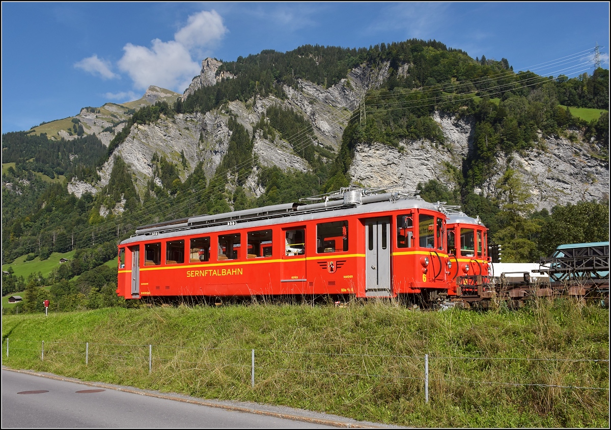 Zu der fantastischen Bilderserie von Peter mal ein Update, oder endlich mal bei der Sernftalbahn vorbeigekommen oder dem, was es davon noch gibt. Offensichtlich ist die Sernftalbahn bei den Menschen vor Ort unvergessen, gibt es doch gleich zwei Museen, die sich dieser Bahn widmen. In Elm hat man nicht nur einen Triebwagen, sondern gleich zwei nach Hause geholt. An diesem Tag gab es vor den W�gen ein Fest, organisiert von der Jugendgruppe des Vereins Sernftalbahn. Im Vordergrund BDe 4/4 6, dahinter steht BDe 4/4 5. Elm, September 2018.