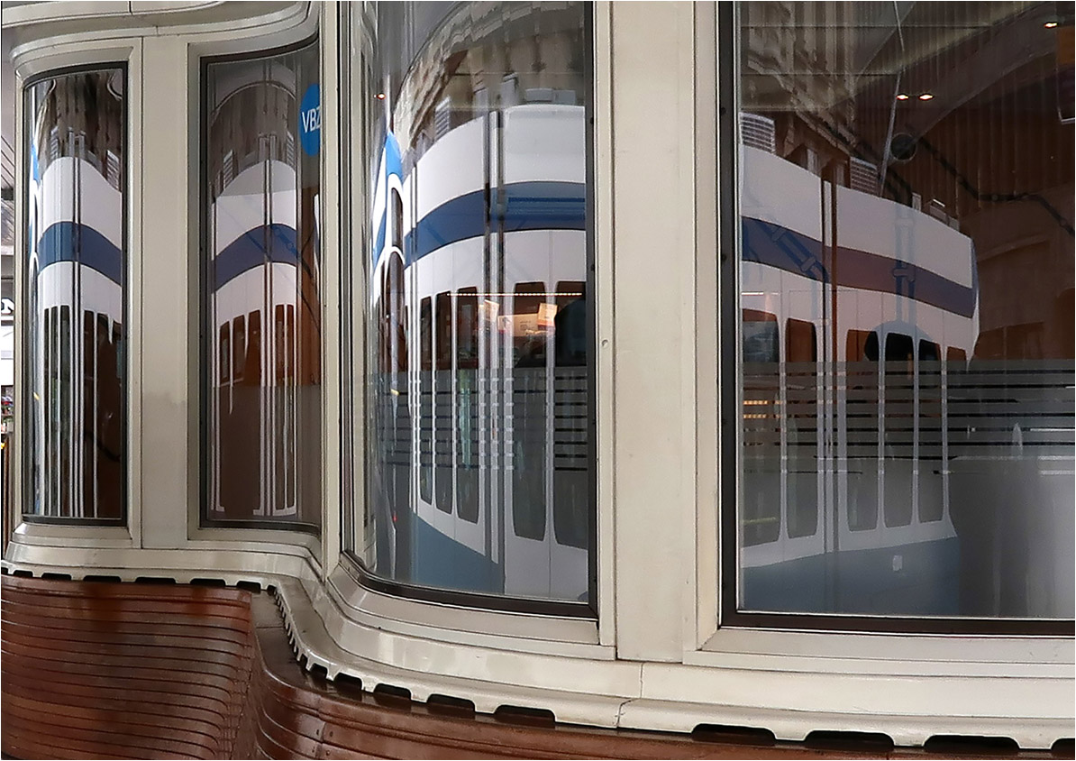 Züricher Schwung und Züricher Farben -

Tramstation Paradeplatz

12.03.2019