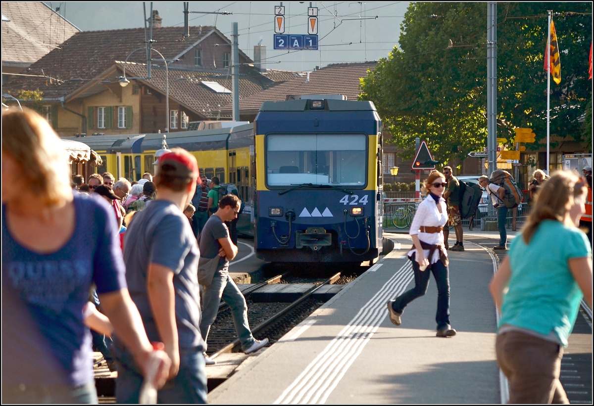 Zug der Berner-Oberland-Bahn f�hrt aus Wilderswil aus. Sofort st�rmen die Menschenmassen die �berg�nge zum Bahnhof. F�r solch einen Ansturm w�re keine Unterf�hrung der Welt geeignet... Oktober 2011