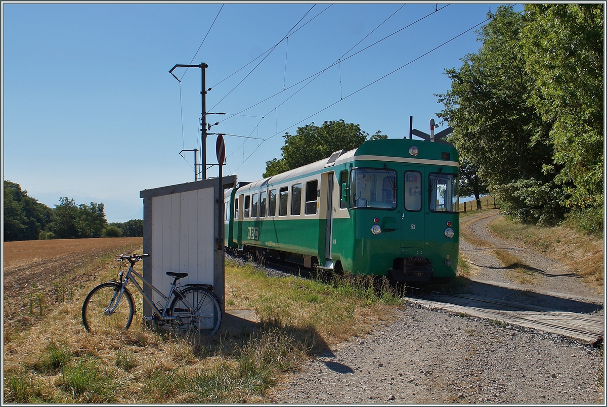 Zugegeben, die Hügel zwischen Morges und dem Jura erinnern kaum an die Puszta, und doch hörte ich die Stimme:  Mach Signal, Andy!  als ich mich damit beschäftigte, wie hier bei Bedarf der Zug anzuhalten ist. Immerhin, man riskiert nicht ins  Geläutewerk  hineinzugreifen und die Sorge wie die  Cible  zurückgestellt wird, war auch vergebens, denn der auf den Zug wartende Reisende darf die hier zu sehende Scheibe mit einem Hebel solange in die richtige Postion drücken bis der Zug sie sieht; losgelassen stellt eine Feder sei zurück. Bedarfsgerechte High-tech in Chardonney-Château.  Mach Signal, Stefan  hörte ich die nicht weit von hier wohnende Piorschka sagen... 21. Juli 2015