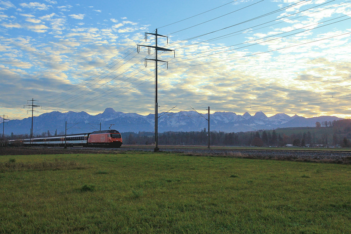 Zugsvielfalt bei Sonnenuntergang an der Bahnstrecke Bern-Thun: Einstöckiger Intercityzug (EW IV und frühere EC-Wagen Serie 20-90) Basel - Interlaken Ost, gestossen von einer Re 460. Wichtrach, 23.Nov.2020 