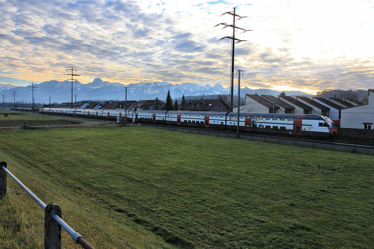 Zugsvielfalt bei Sonnenuntergang an der Bahnstrecke Bern-Thun: Ein IC 2000-Doppelstockzug Brig - Romanshorn, gestossen von einer Re 460. Wichtrach, 23.Nov.2020