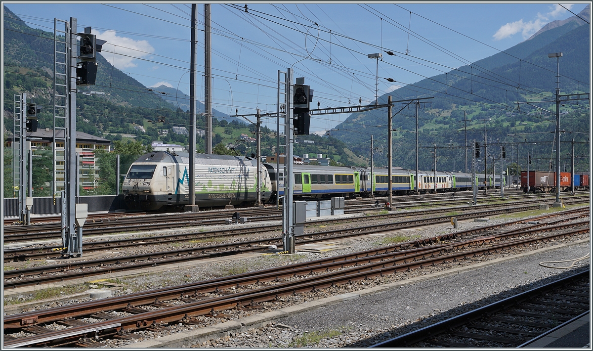 Zum Fotografieren reichlich ungeschickt stand dieser BLS EW III Zug in Birg, in dessen Mitte ein 1. Klasse  Kambly -Wagen eingereiht ist. Als Lok fungiert die BLS Re 465 008. 

21. Juli 2021