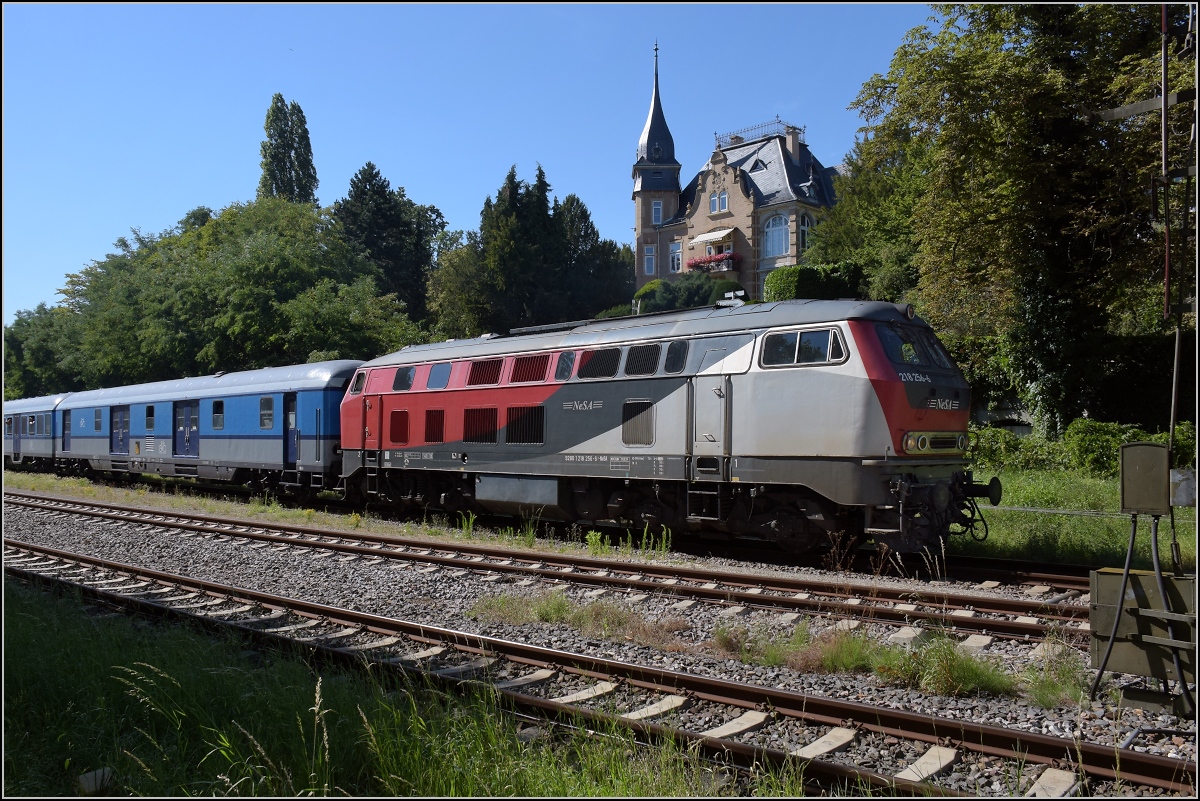 Zum Thema Nahverkehr vor 40 Jahren. Hier gibt es einen  Museumsverkehr  vom Feinsten diesen Sommer. 

218 256, ex DB, ex GKB, ex Elba, nun NeSa war wohl den Umbau der 218er in Österreich entgangen und präsentiert sich im Originalzustand. Für Fans historischer Dieselloks und 218-Fans ein echtes Highlight. Dahinter der ebenfalls mittlerweile historische n-Wagenzug mit Schnellzug-Gepäckwagen bei der Kreuzzung in Überlingen. Soviel zur 218 ein wenig am Thema Schweizer Bahnen vorbei. Aber ich weiss, dass es hier echte 218er-Fans gibt. Juli 2022.