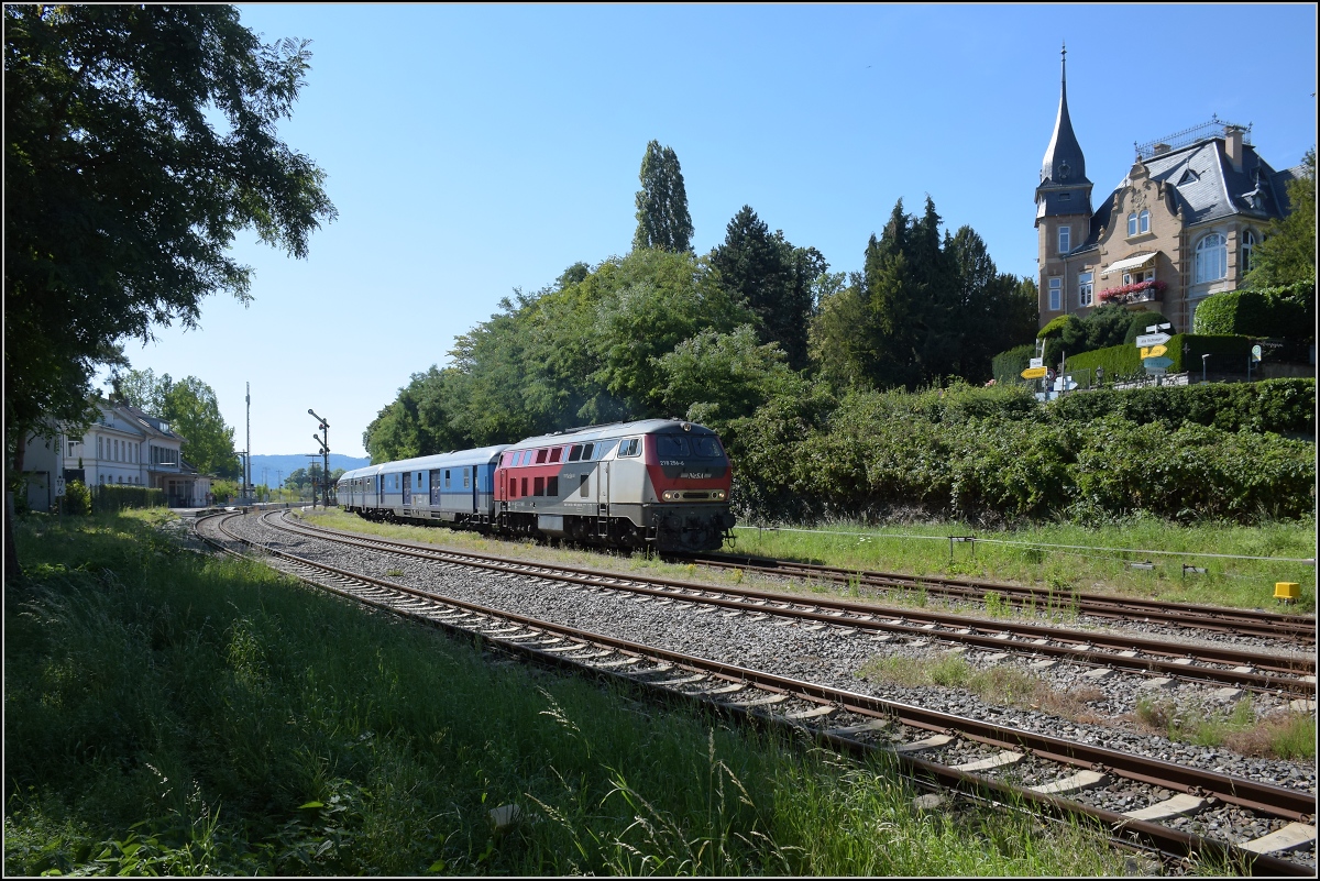 Zum Thema Nahverkehr vor 40 Jahren. Hier gibt es einen  Museumsverkehr  vom Feinsten diesen Sommer. 

218 256, ex DB, ex GKB, ex Elba, nun NeSa war wohl den Umbau der 218er in Österreich entgangen und präsentiert sich im Originalzustand. Für Fans historischer Dieselloks und 218-Fans ein echtes Highlight. Dahinter der ebenfalls mittlerweile historische n-Wagenzug mit Schnellzug-Gepäckwagen bei der Kreuzzung in Überlingen. Juli 2022.