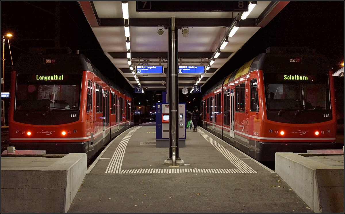 Zum Vergleich zu Horsts Bild vom Kopfbahnhof Niederbipp. http://igschieneschweiz.startbilder.de/bild/schweiz~strecken~413-solothurn-8211-niederbipp-8211-langenthal/538646/die-snb-be-44-301-und-302.html 

Der neue Kopfbahnhof im nächsten Ort und neuer Name der Bahn. Aare Seeland mobil wartet in Oensingen auf den Anschluss der Gäubahn. Beide Bahnen fahren hintereinander erst nach Niederbipp und dann trennen sich die Wege Richtung Solothurn und Langenthal. ABe 4/8 115 und 112 stehen hier zur Abfahrt bereit. Oensingen, Dezember 2016.