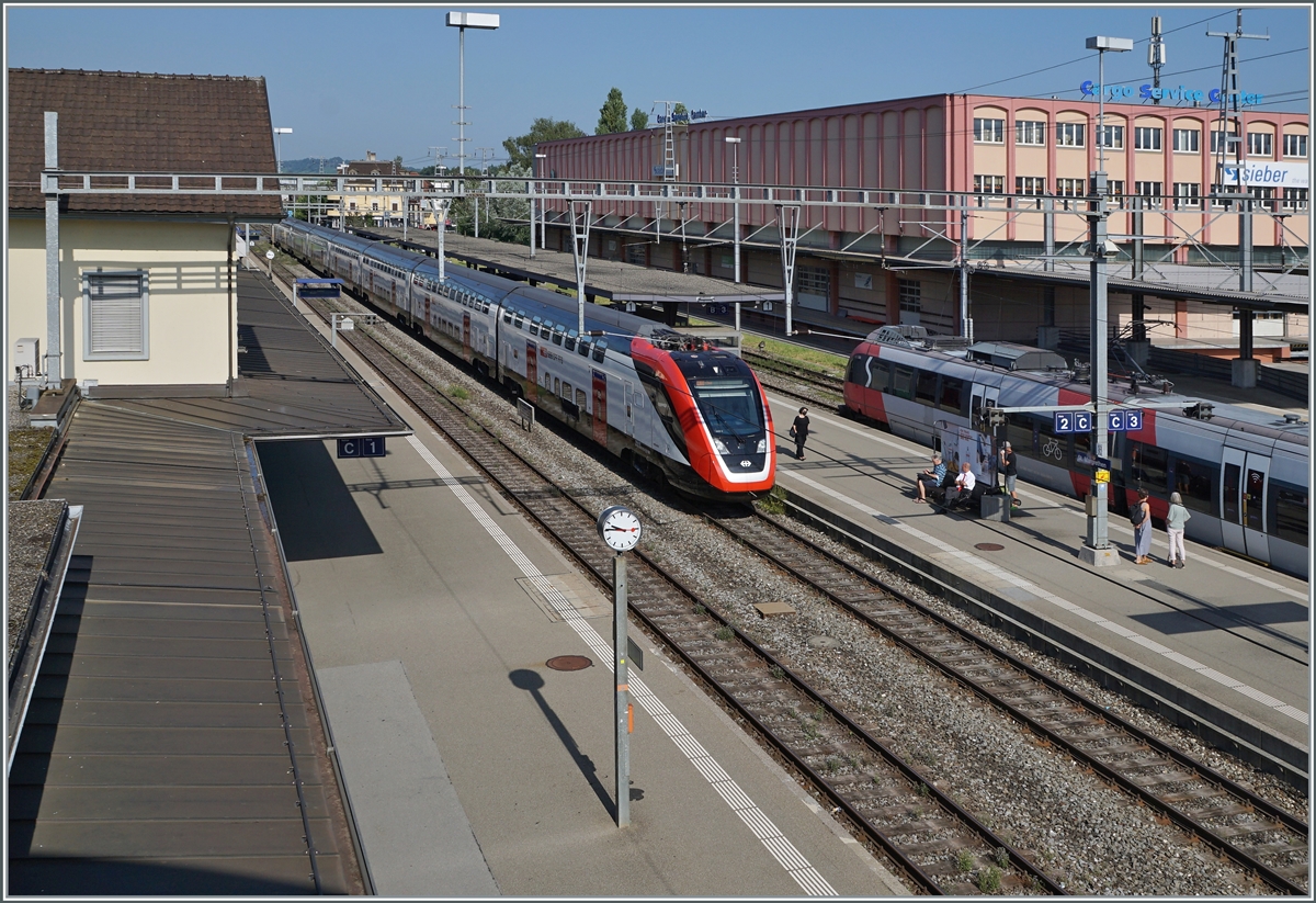 Zumindest für die Bahnsteigfotografie ist die neue Fussgängerbrücke in St. Margrethen kaum ein Gewinn...
 - ABER man kann nun von der Brücke aus den ganze Bahnhof überblicken!

Der SBB RABe 502 210 (94 85 0 502 210-3 CH-SBB) der nach Chur erreicht St. Margrethen.

14. August 2021