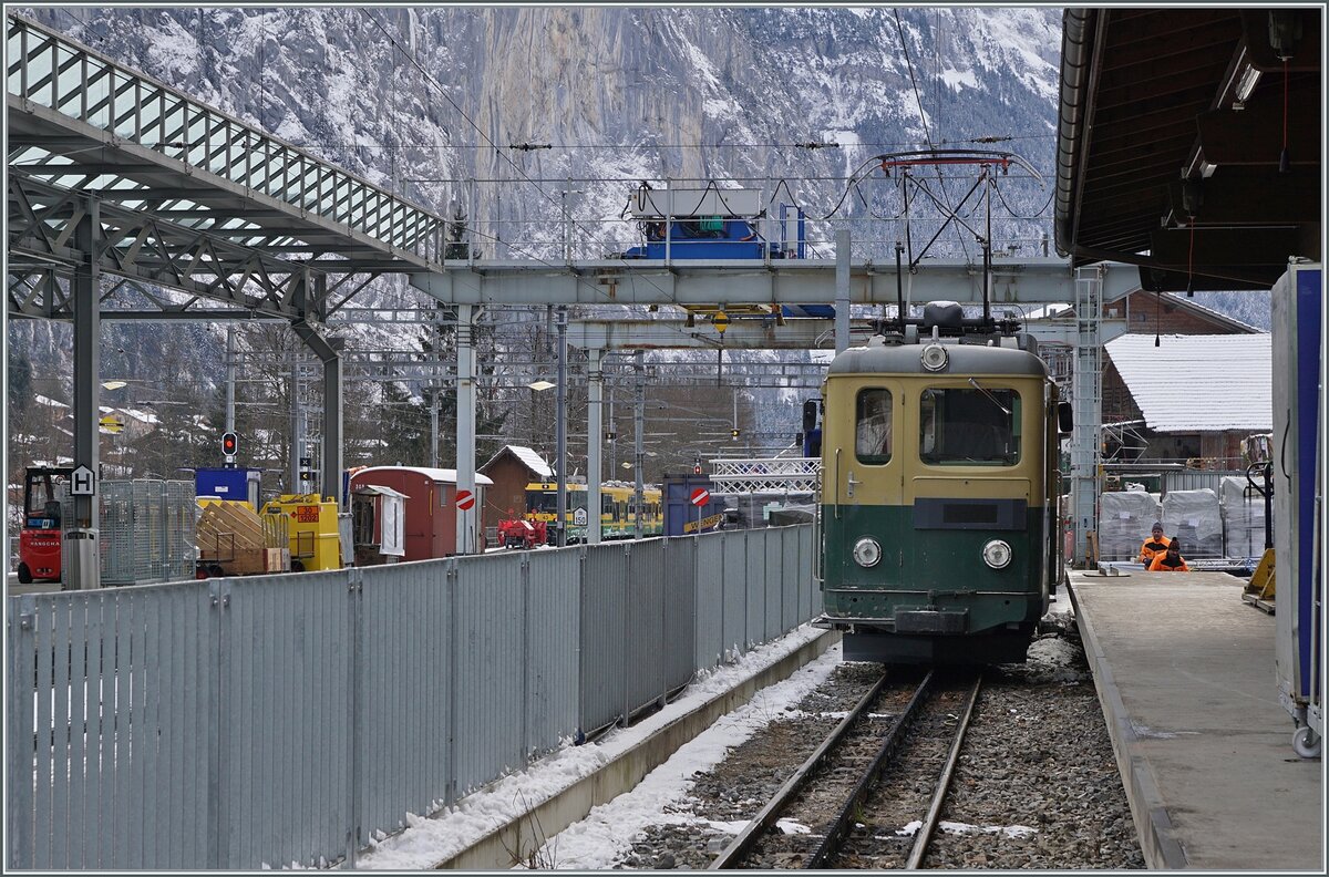 Zumindest im Güterverkehr sind die wenigen verbliebenen BDeh 4/4 noch hin und wieder im Einsatz, auch wenn der BDeh 4/4 115 hier an der Güterrampe zum Fotografieren etwas ungeschickt steht. 

16. Jan. 2024