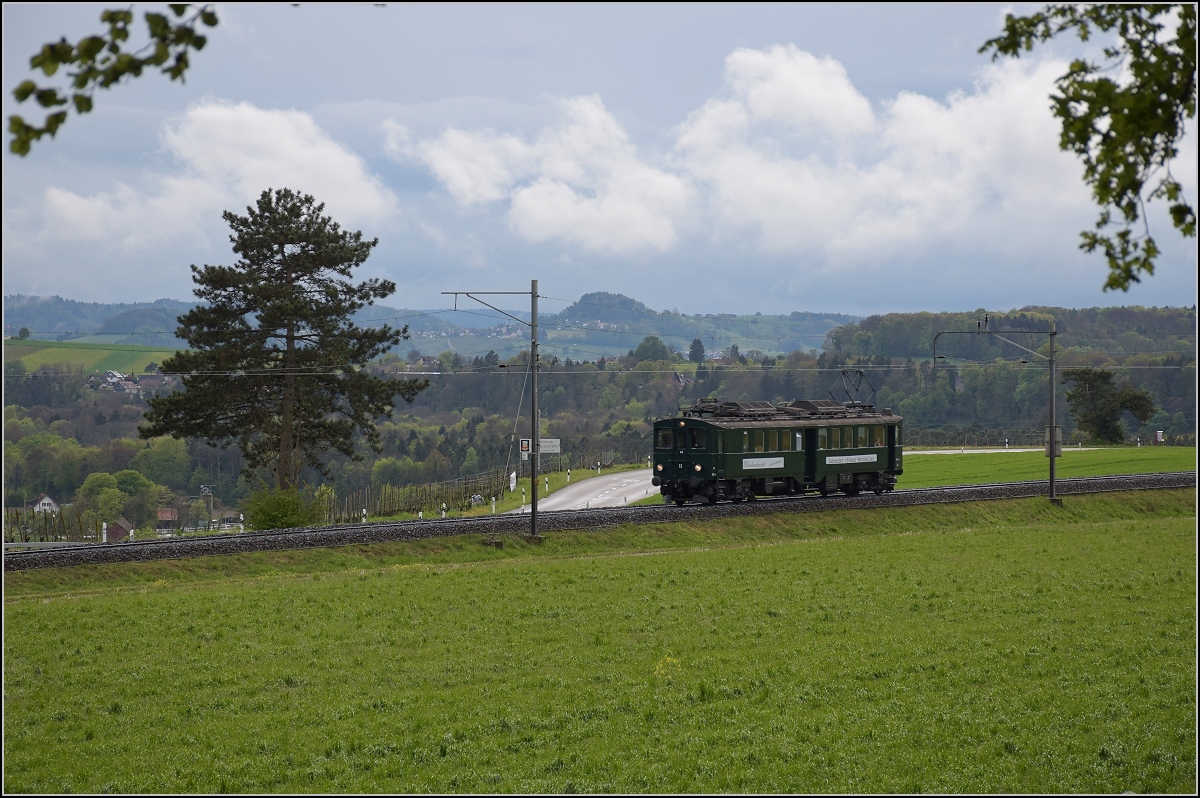 Zur Am Tag des offenen Weinkellers zur Weindegustation ins Zürcher Weinland lud BDe 3/4 43 der Lokremise Sulgen ein. Andelfingen, Mai 2017.