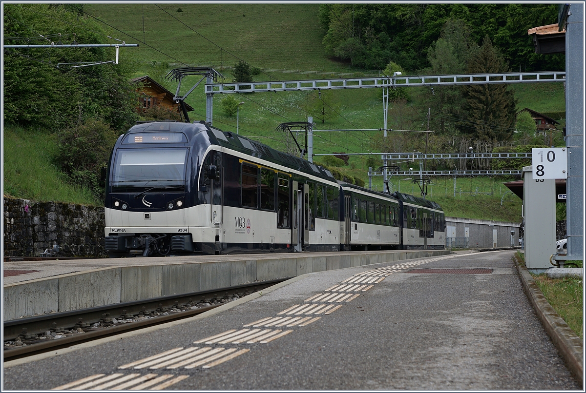 Zwei Alpina ABe 4/4 - Be 4/4 Serie 9000 sind mit einem Zwischenwagen beim Halt in Les Avanst. Der Regionalzug ist von Zweisimmen nach Montreux unterwegs.

2. Mai 2020