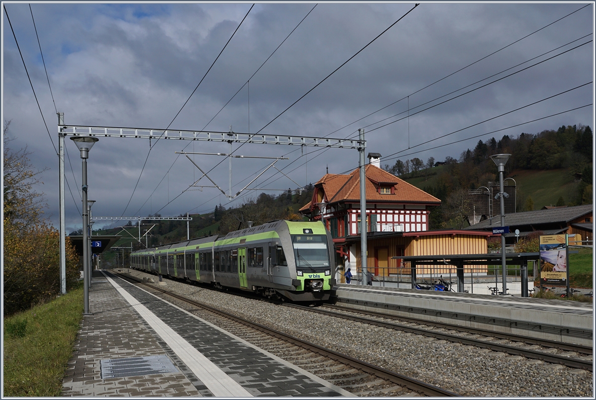 Zwei BLS RABe 535  Lötschberger  nach Brig erreich Mülenen.
30. Okt. 2017r