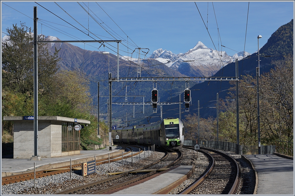Zwei BLS RABe 535  Lötschberger  auf ihrer Fahrt nach Bern erreichen Lalden.
25. Okt 2017
