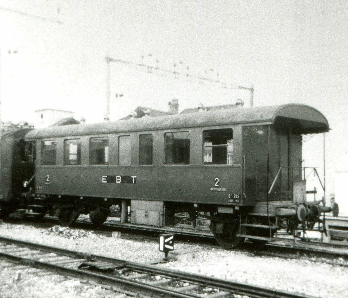 Zwei- und Dreiachser Altbauwagen: Der B2 815 der EBT (Emmental-Burgdorf-Thun) enrstammt einer Serie von 9 Wagen für die Burgdorf-Thun Bahn aus dem Jahre 1921. Im Bild steht er im Sommer 1963 in Thun. 
