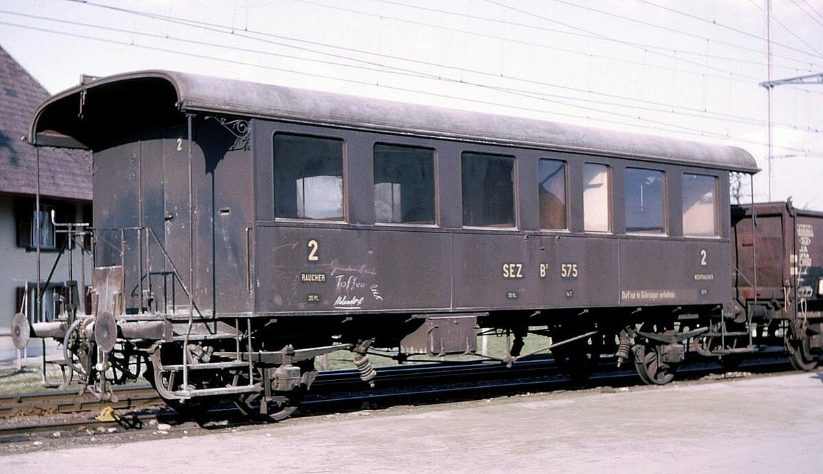 Zwei- und Dreiachser Altbauwagen: Der Zweiachser SEZ (Spiez-Erlenbach-Zweisimmen) B2 575 dürfte aus dem Jahr 1902 stammen. Hier steht er in Uetendorf am 30.März 1966 mit der Anschrift  Darf nur in Güterzügen verwendet werden . 