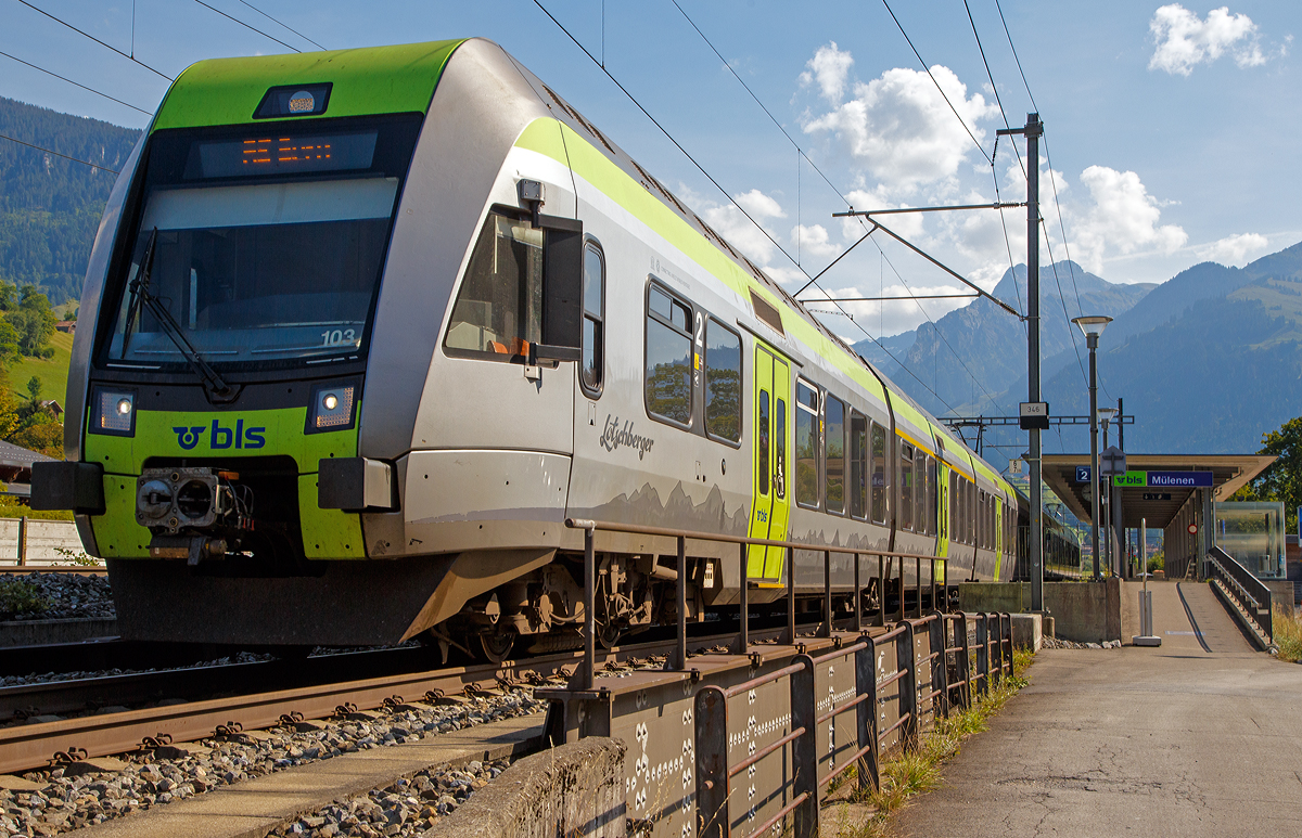 Zwei gekuppelte  Lötschberger  der  BLS RABe 535 103 und der BLS RABe 535 120 fahren am 08.09.2021,als RE 4274 (RegioExpress) Domodossola – Brig – Kandersteg – Spiez – Bern, vom BLS Bahnhof Mülenen weiter in Richtung Spiez. Die Lötschberger fahren dabei auch über die Lötschberg Bergstrecke.

Der BLS RABe 535 - Lötschberger  ist ein Niederflur-Triebzug es Herstellers Bombardier Transportation für den Regionalverkehr.  Diese Triebzüge wurden auf Ausschreibung der BLS für den Einsatz als RegioExpress Bern–Brig via Lötschbergtunnel konzipiert. Er ist ein direkter Abkömmling (Weiterentwicklung) des Niederflur-S-Bahn-Zuges RABe 525  NINA  dessen Entwicklung auf den deutschen Bombardier Talent 1 (vormals Waggonfabrik Talbot GmbH) beruht.

Gebaut wurden die Lötschberger zwischen 2008 und 2012 von Bombardier in Villeneuve (ehemals Vevey Technologies bzw. ACMV). Der vierteilige Triebzug hat 85 % Niederflur-Anteil. Unter den Führerständen der beiden Endwagen befindet sich je ein Drehgestell, zwischen den Wagenkästen befinden sich drei Jakobsdrehgestelle. Die Wagenkästen sind in Stahl-Leichtbauweise gefertigt, die Führerstände bestehen aus Polyester-Verbundstoff.

Der Triebzug ist klimatisiert und bietet 28 Plätze der ersten Klasse und 143 Plätze der zweiten Klasse. Multifunktions-Abteile bieten Platz für Koffer, Fahrräder und Kinderwagen. In einem der Endwagen befindet sich ein behindertengerechtes WC mit geschlossenem Toilettensystem.

Die Traktionsausrüstung besteht aus zwei IGBT-Stromrichtern mit Gleichspannungszwischenkreis und total vier Asynchron-Fahrmotoren von je 250 kW Dauerleistung. 

Als Bremssysteme sind eine elektrische Rekuperationsbremse, eine Magnetschienenbremse, eine ep-Bremse sowie eine Federspeicher-Feststellbremse vorhanden. 

Beidseitig ist je eine Scharfenbergkupplung vorhanden, dies erlaubt eine schnelle Zugs-Trennung respektive -Kupplung. Die RABe 535 sind technisch kompatibel zu den RABe 525, so dass freizügig Kompositionen mit beiden Typen gebildet werden können. Dies war im Jahre 2009 sehr häufig notwendig, da durch Lieferverzögerungen des Herstellers und wegen diverser technischer Störungen nicht genügend RABe 535 zur Verfügung standen.

TECHNISCHE DATEN:
Nummerierung: 	BLS RABe 535 101–125
Gebaute Anzahl: 25
Spurweite: 	1435 mm (Normalspur)
Achsformel: Bo'2'2'2'Bo'
Länge über Kupplung: 62.710 mm
Höhe:  4.315 mm
Breite: 3.030 mm
Drehzapfenabstände: 13.250 mm /14.170 mm/
Achsabstände im Drehgestell: 2.500 mm / 2.700 mm
Leergewicht: 105 t
Dienstgewicht: 135 t
Höchstgeschwindigkeit:  160 km/h
Dauerleistung: 1000 kW (4 x 250 kW)
Anfahrzugkraft: 	 123 kN
Treibraddurchmesser: 	750 mm
Laufraddurchmesser: 	630 mm
Anzahl der Fahrmotoren: 	4
Fußbodenhöhe: 	605 mm / 905 mm
Niederfluranteil: 	85 %

Wenn ich einen Lötschberger sehe muß ich immer wieder an einen wunderschönen und tollen Tag denken, an dem ich im Führerstand eines Lötschberger ´s über den Lötschberg und dann hinunter nach Brig fahren durfte.

