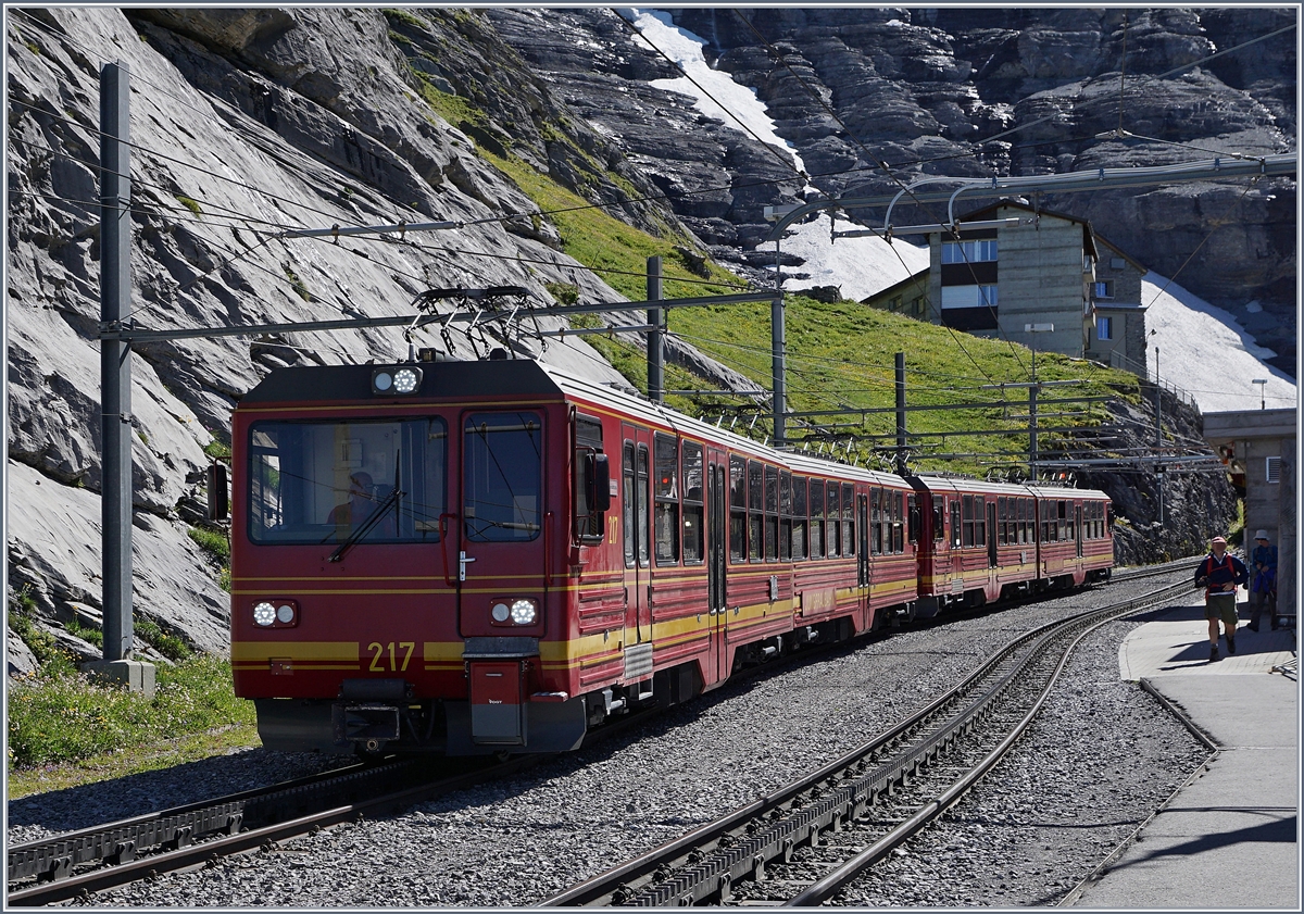 Zwei Jungfraubahnzüe Bhe 4/8 beim Halt in der Station Eigergletscher.
8. August 2016