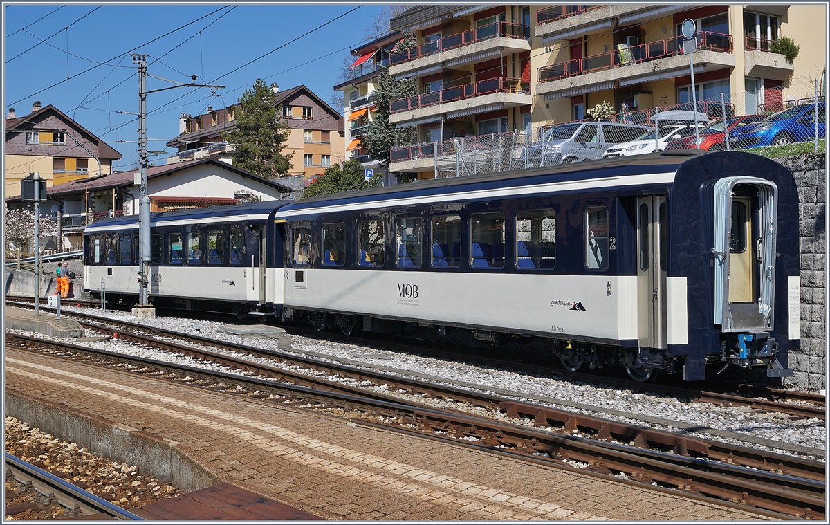 Zwei revidiert und mit automatischer Kupplung ausger�stete MOB Reisezugwagen in Chernex. Im Vordergrund steht der Ab 303, der Zweitklassewagen d�rft der B 323 sein.
27. Marz 2017
