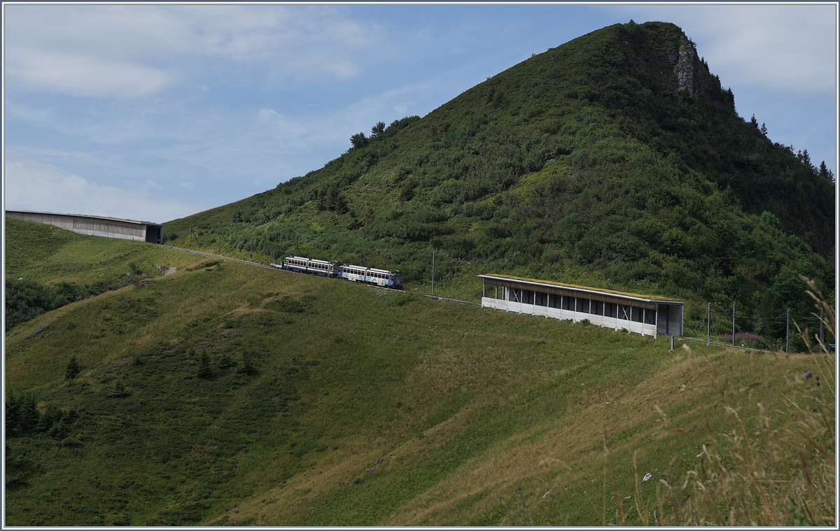 Zwei Rochers de Naye Beh 4/8 kurz nach der Station Jaman auf Bergfahrt.
3. Aug. 2017