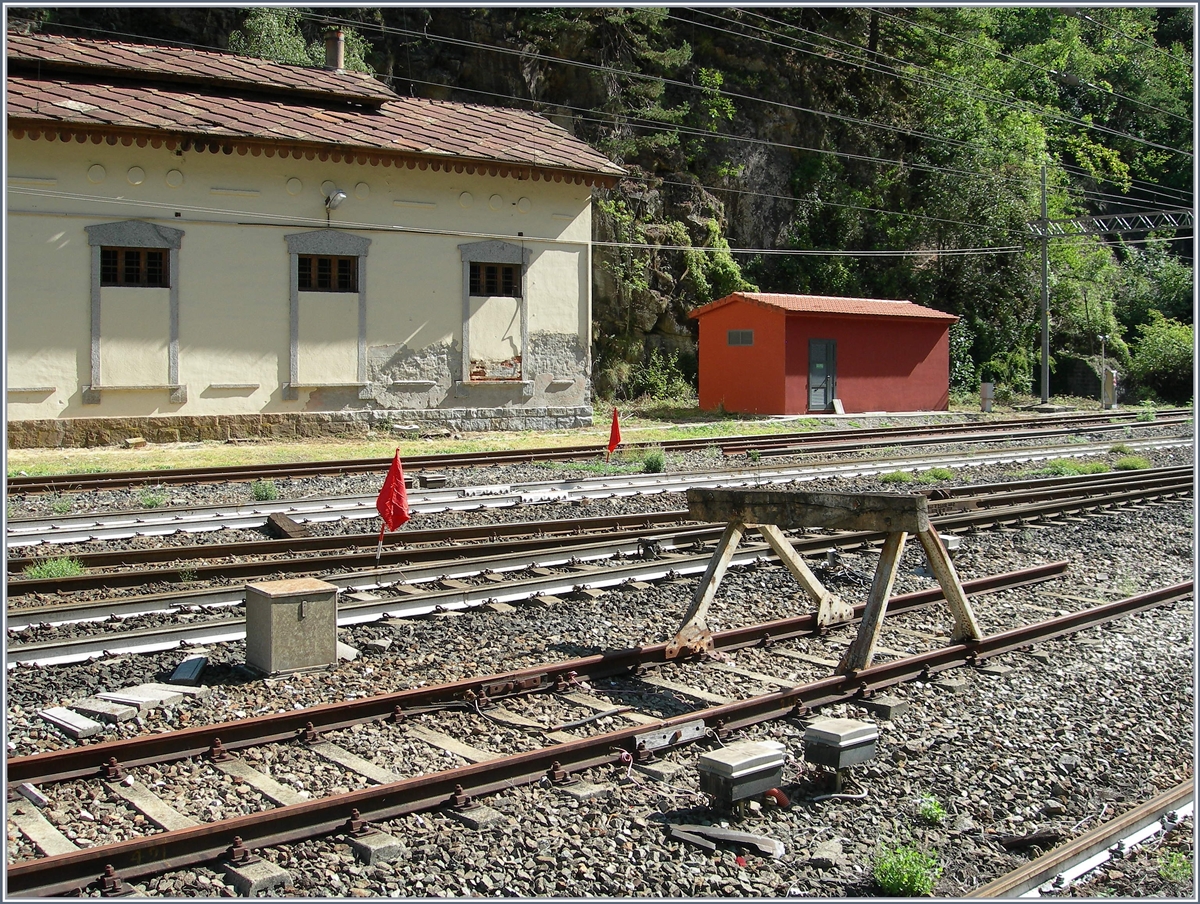 Zwei rote Fahnen signaliesieren bedeutendes: Ab hier ist Simplonstrecke Baubedingt (für drei Wochen!) gesperrt... 

Iselle, den 19. Augsut 2020