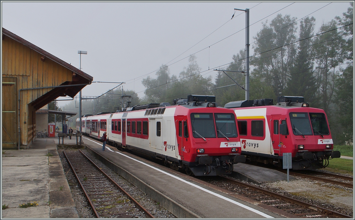 Zwei Travis Domino-Z�ge kreuzen sich in Le Pont. 
5. Sept. 2014