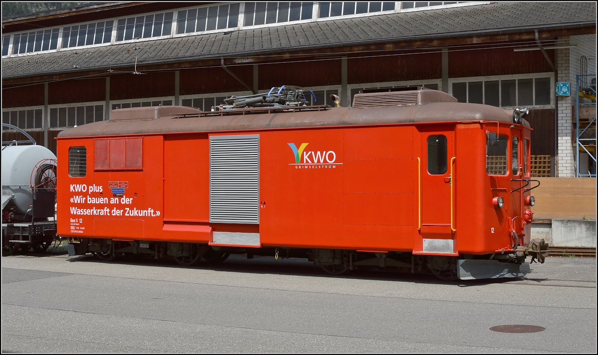 Zweikraftlok Gem 4/4 12 der Meiringen-Innertkirchen-Bahn. Dieser Triebwagen wurde aus dem De 4/4 402 der Chemins der Fer de Jura im Jahre 2010 aus einem rein elektrischen Triebwagen in eine Zweikraftlok umgebaut. Innertkirchen, Juli 2016.

Eckdaten der Zweikraftlokomotive Gem 4/4:
Baujahr 1952 Umbau 2010
Länge 12 m
Gewicht 39,5 t
Leistung 544 kW / Diesel 331 kW
Höchstgeschwindigkeit 60 km/h

Da diese Bahn nur 1200 V Spannung verwendet ist die Leistung unter Strom etwas verringert.