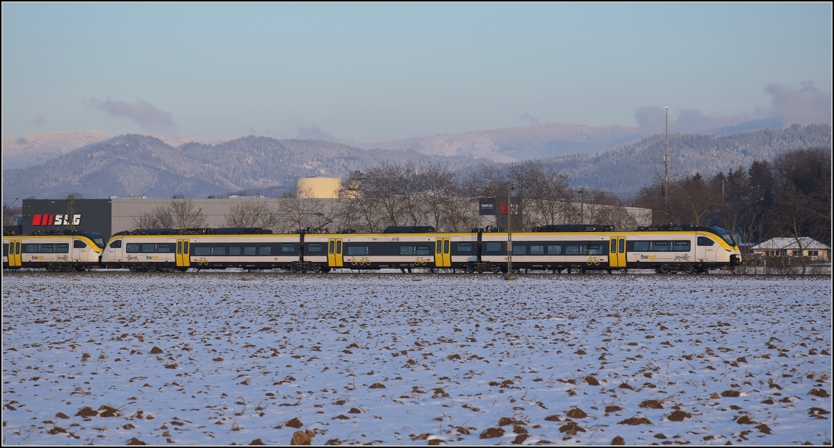 Zwischen Belchensystem und Blauendreieck. 

Eine Mireo-Doppel von bwegt Richtung Freiburg bei Buggingen. Im Hintergrund Schauinsland und Haldenköpfle. Februar 2021.