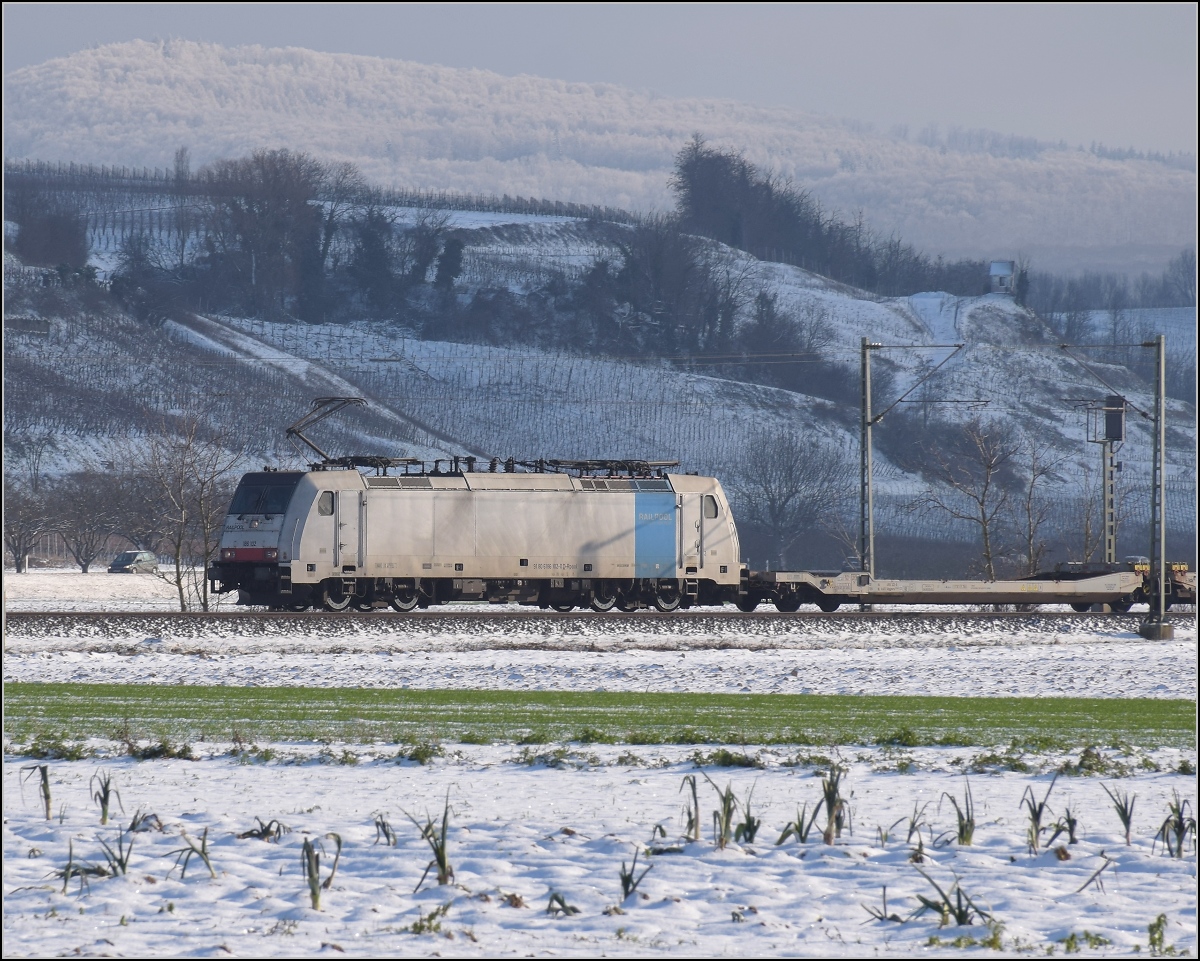 Zwischen Belchensystem und Blauendreieck. 

Langsam hellt sich die Szene auf während 186 102 aus Basel kommt. Buggingen, Februar 2021.