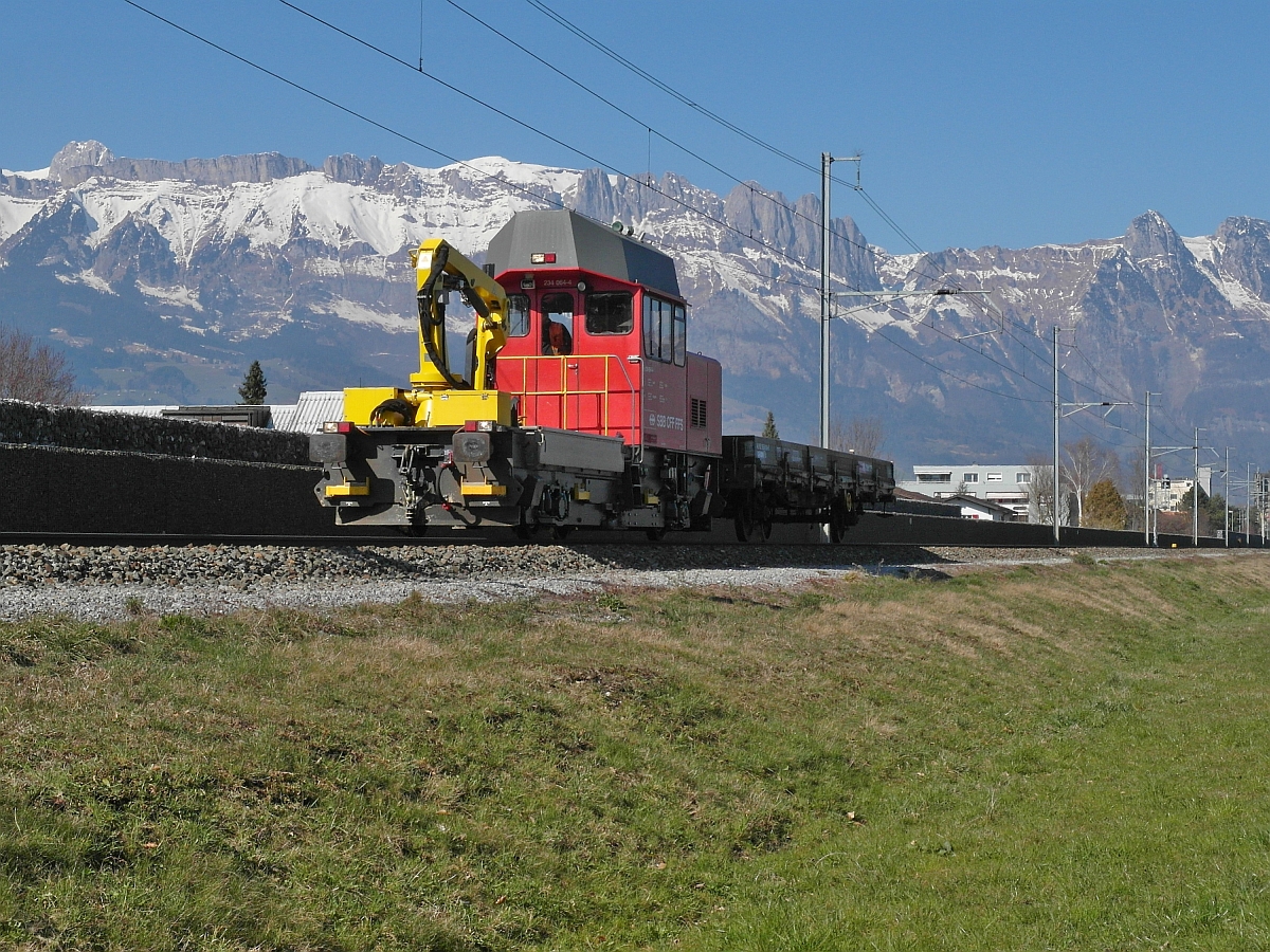 Zwischen Buchs und Sevelen f�hrt Tm 234 064-4 mit ihrem einen Wagen Richtung Sargans (07.03.2014).