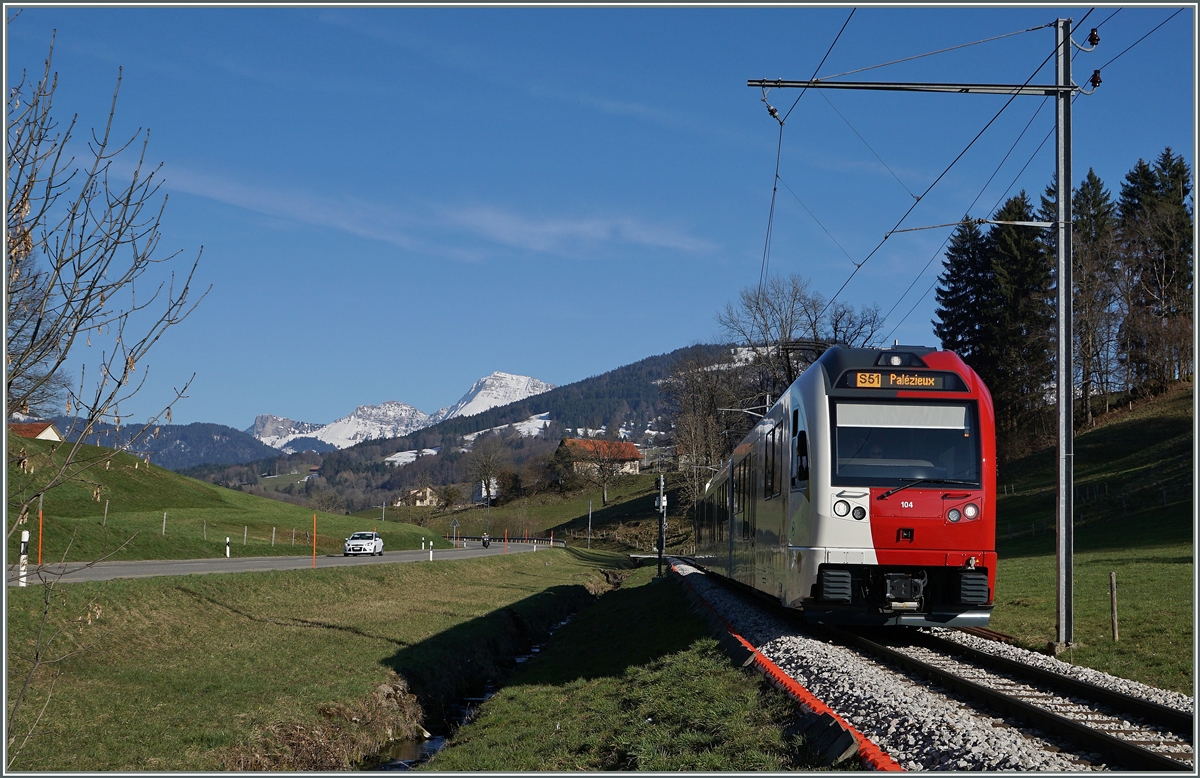 Zwischen Ch�tel St-Denis und Remaufens f�hrt dieser SURF (S�rie Unifi�e Romande pour R�seau Ferr� m�trique) als TPF S 51 Richtung Pal�zieux.
26. M�rz 2016