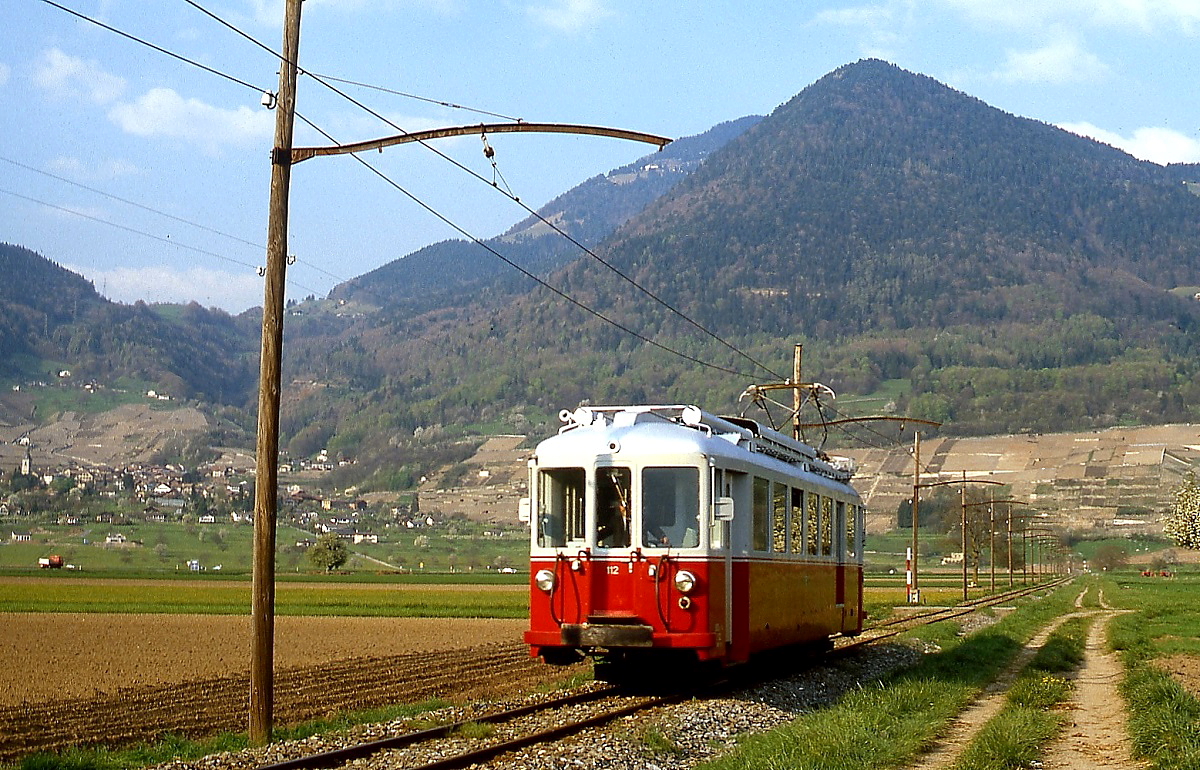 Zwischen Ollon und St. Triphon Gare ist BDe 4/4 112 der AOMC im Mai 1980 unterwegs