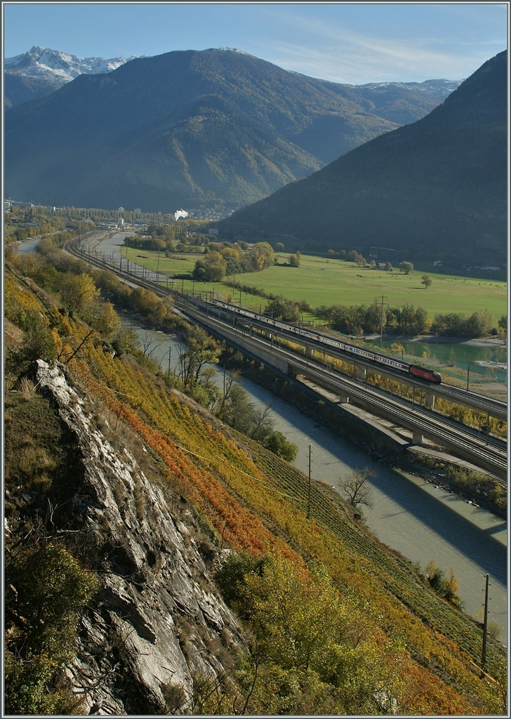 Zwischen Visp und Raron zweigt die Zufahrt zum Lötschberg Basis Tunnel von der Simplonstrecke Lausanne - Brig ab. 
7. Nov. 2013  