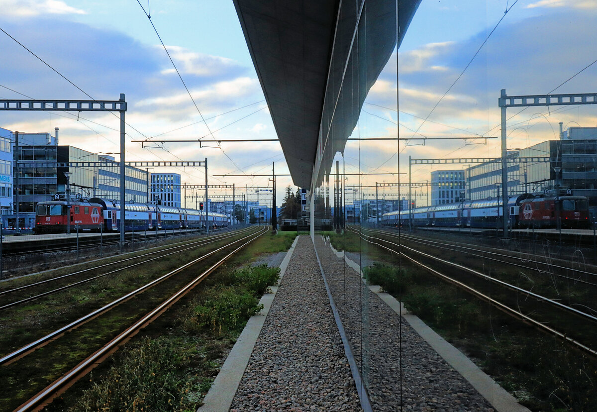 Zwischen Zürich und Winterthur gibt es drei Routen, erstens via Stadelhofen-Effretikon, zweitens via Zürich Flughafen oder Kloten - Effretikon, und drittens via Wallisellen - Effretikon. Die Strecke via Wallisellen wird von der S19 bedient, die mit älteren Doppelstockwagen und je einer Re420 hinten und vorn gefahren wird. Im Bild eine S19 bei der Ausfahrt aus Wallisellen Richtung Oerlikon, 6.Februar 2023  
