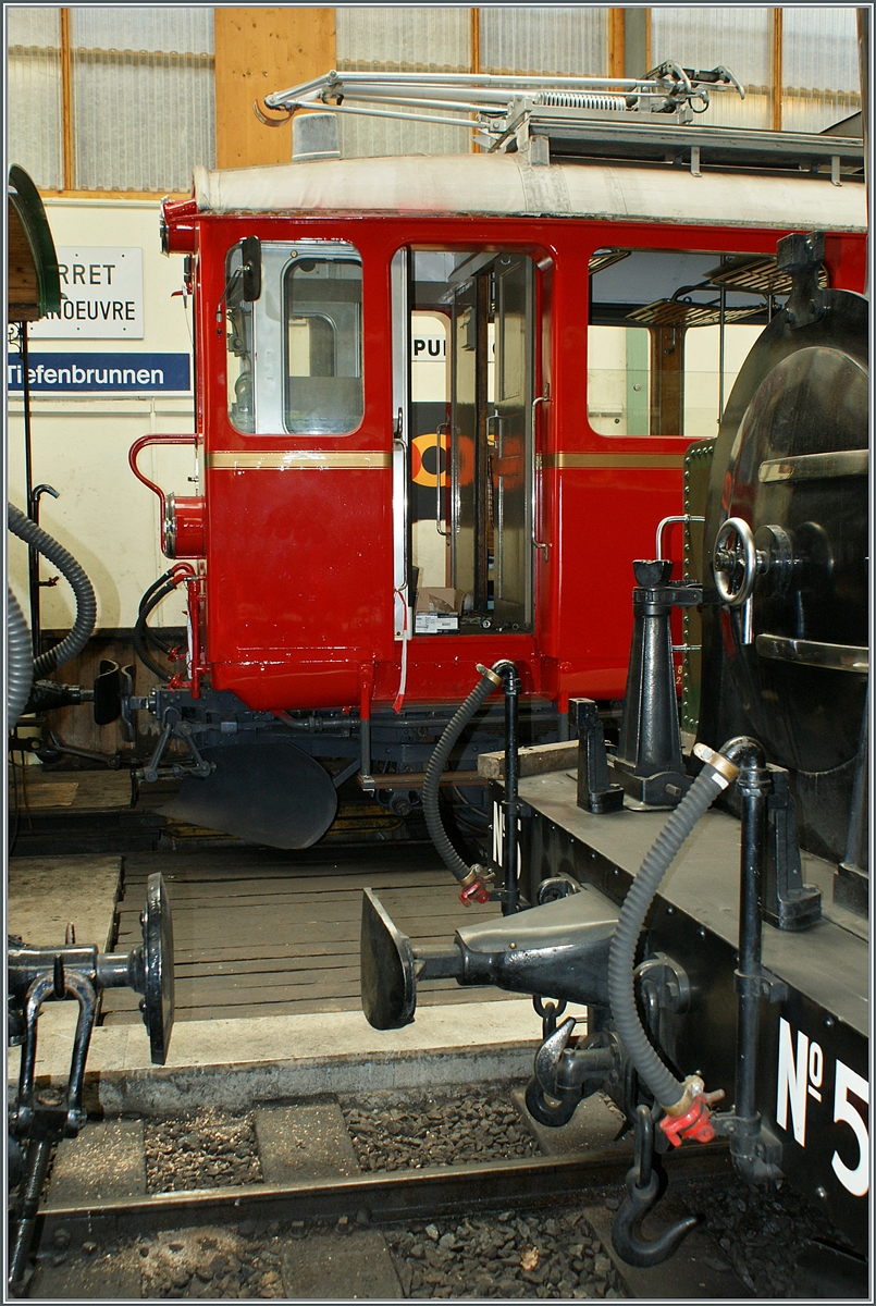 Zwischen zwei Puffern entdeckt und blitzschnell fotografiert: der RhB ABe 4/4 35 hat seine Drehgestelle wieder; nun müssen sie  nur  noch angeschlossen werden. 

Chaulin Mussée, den 8. Juni 2024